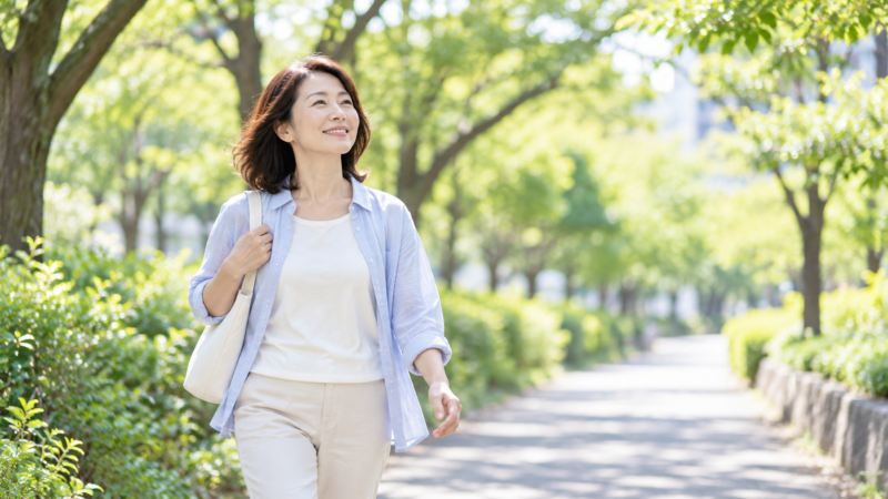 公園を散歩してリフレッシュする女性