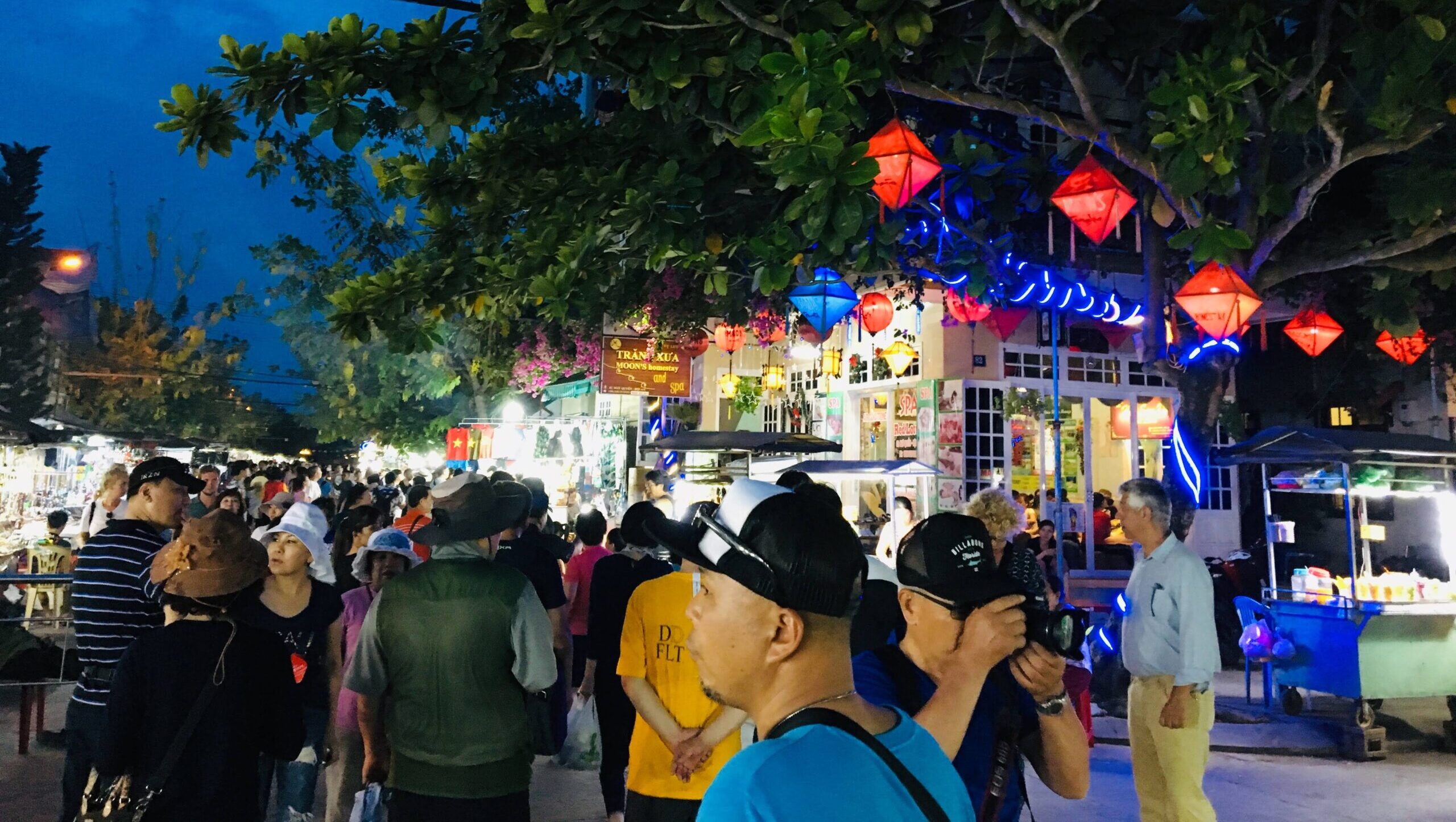 夜のホイアン旧市街とランタン